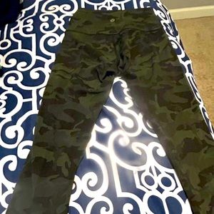 Lu Lu lemon size 0 capris leggings. Camo